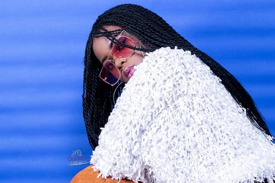 https://kamerlyrics.net/media/5889/ella-nao.jpg